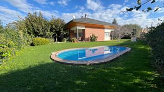 Chalet en Breda. Oportunidad casa con piscina y garaje para 6 coches en venta en