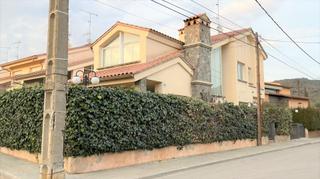 Location Chalet à Breda. Casa  semi amueblada con jardin y barbacoa en breda de alquiler