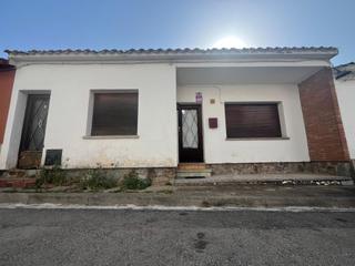 Maison jumelée à Breda. Casa para reformar con jardín en venta en breda