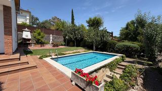 Chalet à Resid riells 32. La casa con jardín, piscina y vistas al montseny que estabas bus