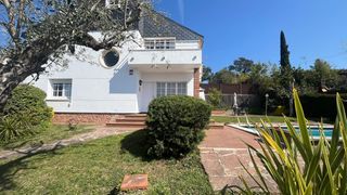 Chalet à Resid riells 32. La casa con jardín, piscina y vistas al montseny que estabas bus