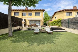 Xalet a Del til·ler 10. Oportunidad única casa con jardín en un entorno tranquilo y priv