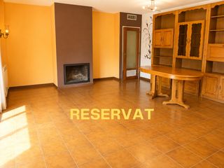 Chalet in Coronel estrada 317. Oportunidad de inversión en hostalric, amplio piso de 120 m2 con