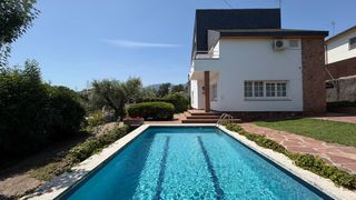 Chalet in De la tordera 22. La casa con jardín, piscina y vistas al montseny que estabas bus
