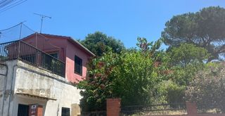 Xalet a Eucaliptus 32. Descubre esta casa con jardín en venta, con sol todo el día y si