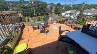 Xalet a Eucaliptus 32. Descubre esta casa con jardín en venta, con sol todo el día y si