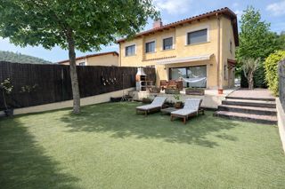 Location Chalet  Nou 29. Oportunidad única casa con jardín en un entorno tranquilo y priv