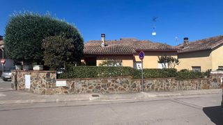 Chalet à Breda. Casa en una sola planta con jardín en venta en breda, situada en