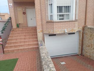 Chalet en Villaluenga de la Sagra. Excelente vivienda reformada con 4 dormitorios y 4 baños  ideal
