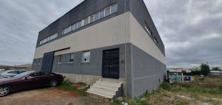 Industrial building en Calle de la cava 48l. 2 naves con oficinas. a pie de carretera. amplia zona aparcamien