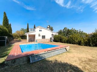 Rent Chalet in Ribatejada. Chalet independiente con piscina. gran parcela.