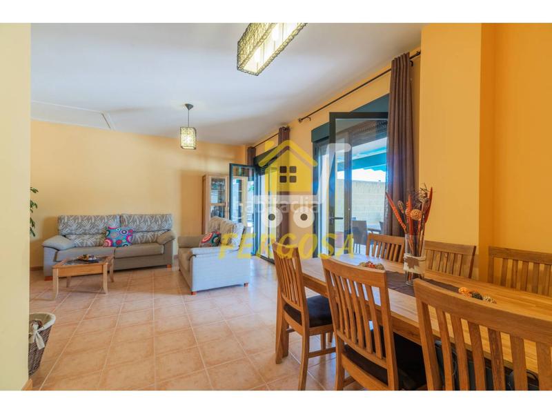 Foto 6f1149b3-186f-4fff-8744-7e4bbf993d76. Casa aparellada amb calefacció piscina a Escalona