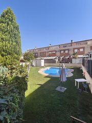Casa adosada en Espartales. Chalet en venta con piscina comunitaria