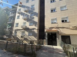 Pis  Calle mercurio. Piso para reformar de tres dormitorios zona suroeste