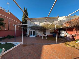 Casa adossada en Plaza mayor 2. Casa de dos plantas con terreno