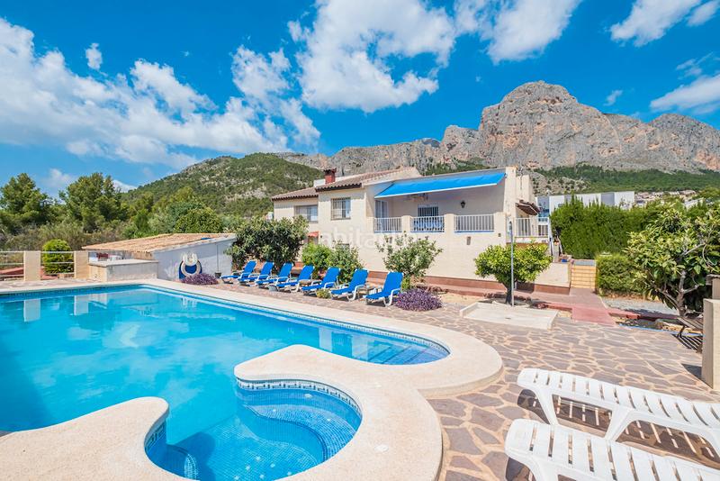 Foto 759a22ef-8ed2-4015-90ce-f4cf25fb7874. Xalet amb xemeneia calefacció aparcament piscina a Polop