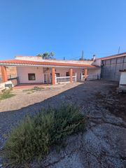 Maison à Chinchón. Oportunidad gran terreno urbano con casa y naves