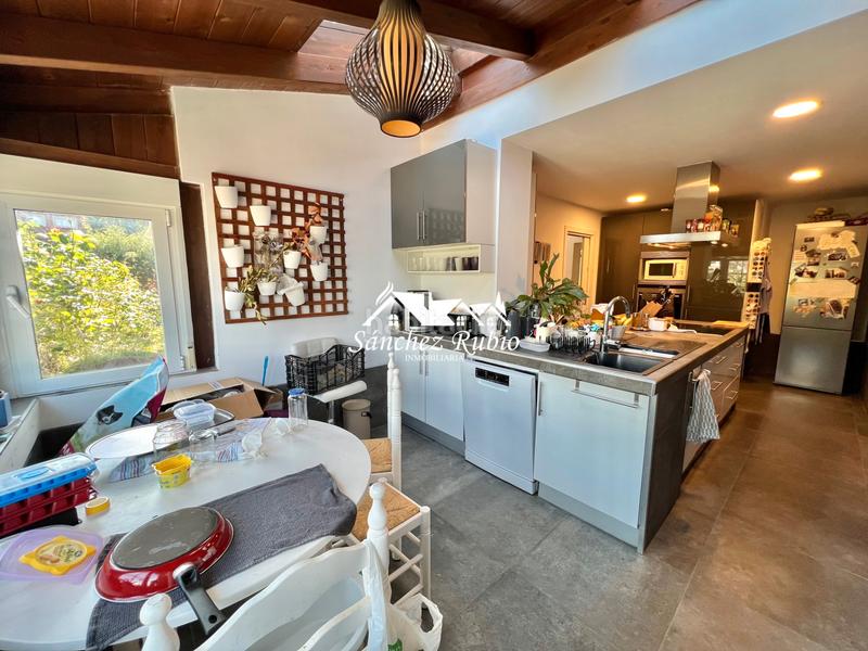 Foto 19f6ab04-142b-4eec-ad6b-8ce208d609f9. Casa aparellada a calle zarrazin 7 a Hoyo de Manzanares