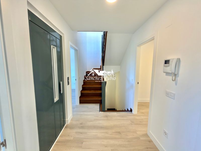 Foto a135580b-4d52-4dd4-bd1c-65625c8bab3f. Casa adossada a avenida de Torrelodones 1 a Colonia Torrelodones