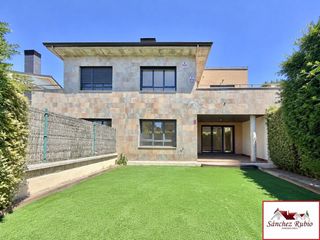 Casa a schiera in Avenida de pradogrande 23. Chalet adosado reformado en torrelodones colonia