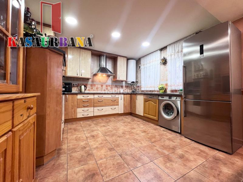 Foto b5f1d856-2692-4da1-aca7-736fe53a3f54. Chalet kasaurbana ofrece en venta chalet independiente en Chinchón