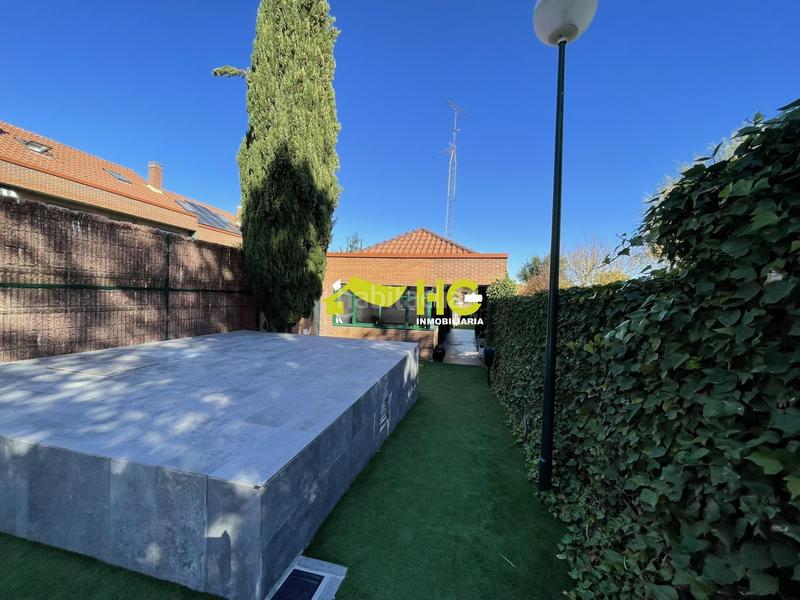 Foto 723e0f29-6d78-4ccf-aa22-96dc5add465c. Casa adossada amb calefacció aparcament piscina a Villaviciosa de Odón