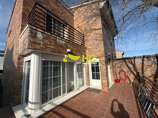 Lloguer Xalet a Castillo-Campodón. Pareado en alquiler en urbanización  campodon, 4 dormitorios.