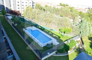 Lloguer Pis  Calle libertar. Alquier de vivienda de 2 dormitorios con garaje y piscina