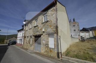 Haus en Calle candelas-lb 1. Casa con el interior en bruto con parcela de terreno