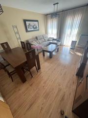 Pis en Juncal. Reformado en juncal con 4 dormitorios y plaza de garaje