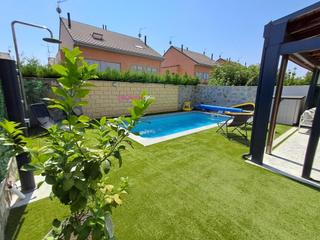 Maison jumelée à Villar de Domingo García. Chalet pareado  con 6 dormitorios, 3 baños, garaje y piscina pri