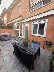 Reihenhaus en Ensanche. Chalet adosado en el ensanche con 3 dormitorios dobles, 2 ba�os,