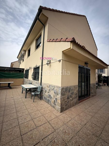 Foto f8400f8d-c324-4fe4-b0f1-715304566051. Casa aparellada amb calefacció aparcament piscina a Loeches