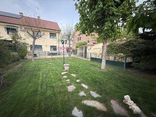 Doppelhaus en Loeches. Chalet pareado con parcela de  400 m2  y amplio jardin en loeche