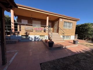 Chalet in Torres de la Alameda. Chalet independiente con 4 dormitorios y 2 baños en una planta!!