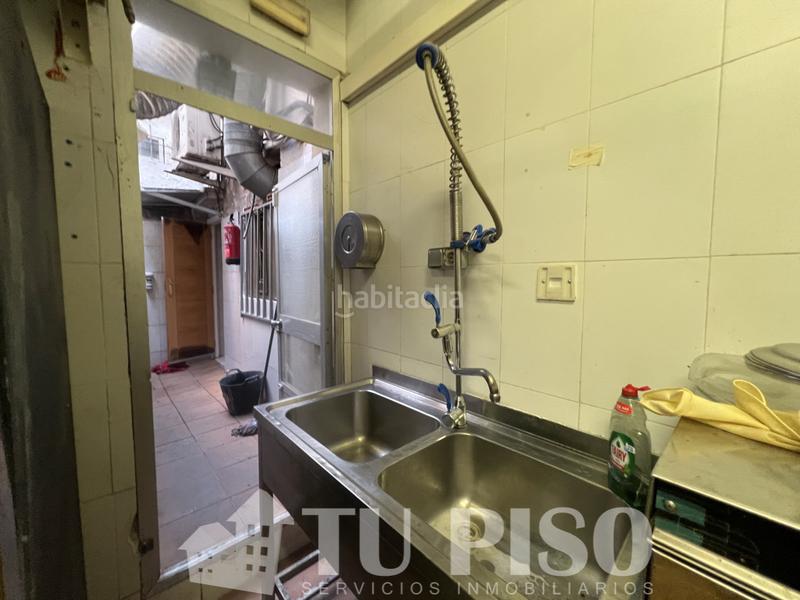 Foto 57cbcc36-ff3d-411e-bf49-32a01dd4d794. Local comercial local con 6 metros de fachada y salida de humos en Madrid