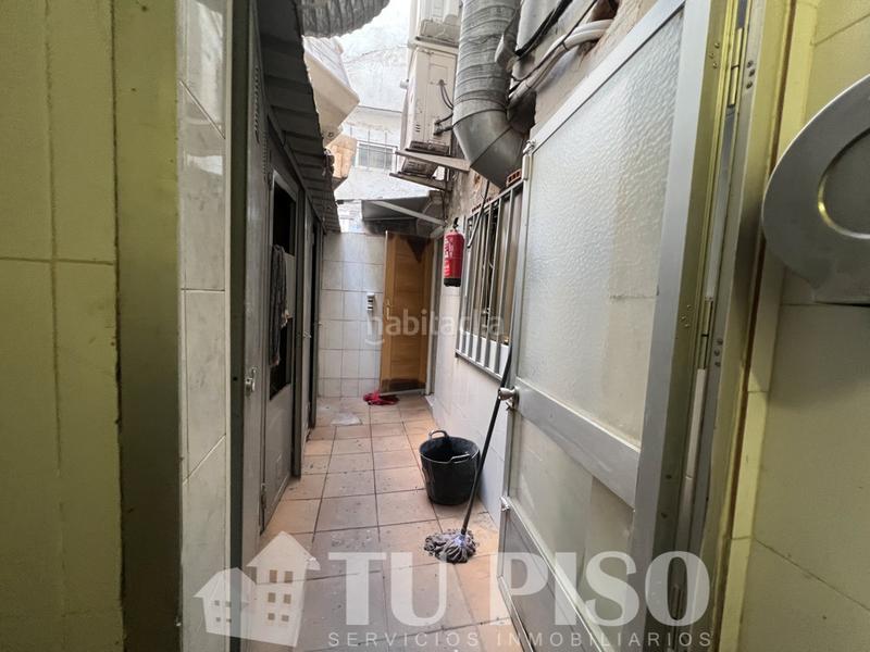 Foto b498d5eb-9846-49e3-a98b-3d8ebdd461cd. Local comercial local con 6 metros de fachada y salida de humos en Madrid