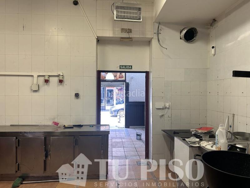 Foto db1afe4c-b430-4ce3-bd9c-94e683b2b4a8. Local comercial local con 6 metros de fachada y salida de humos en Madrid