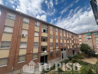 Pis  Calle de huesa. Primera planta exterior con terraza de tres dormitorios, para en