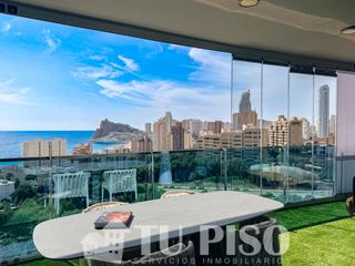 Pis  Avenida la villajoyosa. Esta magnífica vivienda forma parte de la exclusiva urbanización