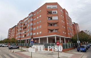 Piso  Avenida de la universidad. Piso ubicado en urbanización, con 4 dormitorios, piscina, plaza