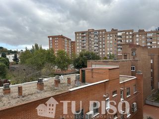Pis  Avenida de la albufera. Cuarta planta totalmente reformada a estrenar.