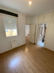 Lloguer Apartament  Calle de francisco navacerrada. Luminoso apartamento de 1 habitación con baño en suite.