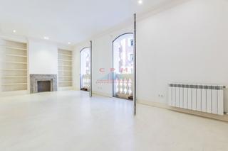 Location Appartement en Almagro. Exclusivo y lujoso piso totalmente reformado, luminoso, de 110m2