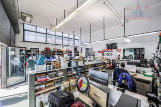 Industrial building in Villaverde Alto. Espectacular nave de 1.497 m2, divida en 2, con múltiples espaci