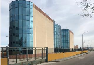 Nave industrial en Estación-Manantiales. Espectacular nave comercial de 5.37 m2, con 4 plantas de altura,