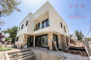 Casa bifamiliare in Estación. Estupendo chalet, de obra nueva, a estrenar, de 400 m2, 4 habita