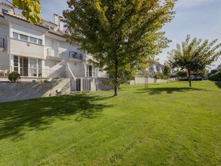 Rent Semi detached house in Avenida Europa. Espectacular chalet adosado, de 450 m2, 5 habitaciones, y una pa