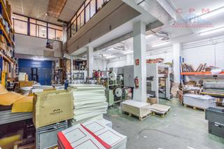 Bâtiment à usage industriel à Villaverde Alto. Amplia y luminosa nave de 450 m2, a pie de calle, con varios des