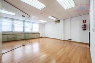 Location Bureau à Cuatro Caminos - Azca. Amplia y luminosa oficina con varios puestos de trabajo, de 480